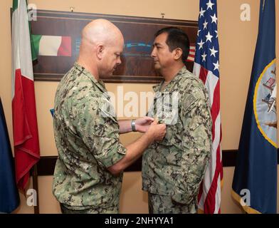 Joseph Harder III, ufficiale comandante, Naval Facilities Engineering Systems Command (NAVFAC) Europe, Africa, Central (EURAFCENT) presenta Navy Counselor 1st Classe Pedro A. Samame, da Lima, Perù, con una Navy and Marine Corps Achievement Medal per la sua eccezionale prestazione dei suoi compiti 3 agosto 2022. NAVFAC EURAFCENT gestisce la pianificazione e la progettazione di impianti, comprese tutte le acquisizioni, la costruzione, il leasing, l'ambiente, la manutenzione, E il supporto di emergenza richiesto dai comandi della Marina militare e del Dipartimento della Difesa, dove la Marina militare è designata come agente principale in Europa, C. Foto Stock