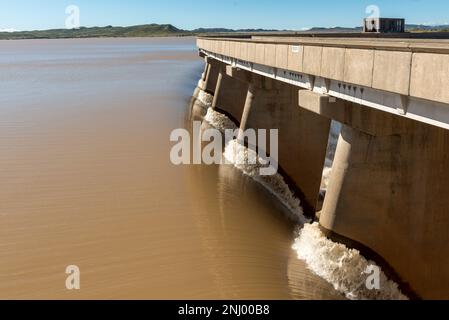 La diga Gariep traboccante. La diga è la più grande del Sudafrica. Si trova nel fiume Orange, al confine tra il Free state e Cape Pr Foto Stock