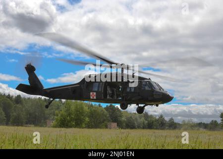 Un elicottero della Guardia Nazionale del Minnesota atterra in un campo durante un allenamento con il 123rd Airlift Wing Contingency Response Group a Camp Ripley, National Guard base, Minn., 3 agosto 2022. La formazione CRG del 123rd consisteva in molti obiettivi, tra cui operazioni di convoglio, reazione al fuoco e lotta tattica contro gli incidenti. (Foto della Guardia Nazionale aerea di Airman 1st Classe Tylin M. Rust) Foto Stock