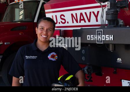 STAZIONE NAVALE ROTA, Spagna (3 agosto 2022) Aviazione Boatswain's Mate 2nd Classe Bianca Henderson, un pompiere con la Stazione Navale (NAVSTA) Rota Vigili del fuoco, posa da un camion dei vigili del fuoco alla stazione, 3 agosto 2022. Foto Stock