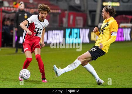 UTRECHT, PAESI BASSI - 20 FEBBRAIO: Julliani Eersteling del FC Utrecht U23 battaglie per la palla con Odysseus Velanas del NAC Breda durante la partita olandese di Keukenkampioendivisie tra Jong FC Utrecht e NAC Breda allo Stadion Galgenwaard il 20 febbraio 2023 a Utrecht, Paesi Bassi (Foto di Joris Verwijst/Orange) Foto Stock