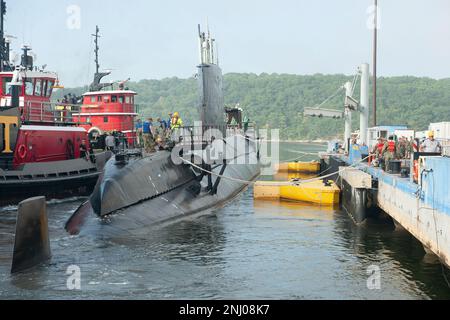 La nave storica Nautilus (SSN 571) si prepara a partire dalla base sottomarina New London a Groton, Connecticut, giovedì 4 agosto 2022, come si avvicina la fine di una conservazione di $36 milioni di dollari. Nautilus è tornato al molo del Submarine Force Museum e sarà riaperto al pubblico a settembre. Foto Stock