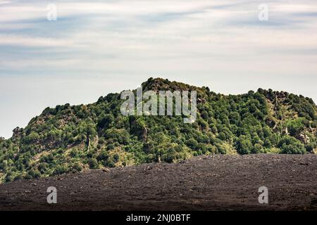 Monte Zoccolaro (centro) e il crinale della Serra del Salipizio, visto da tutta la Valle del Bove, l'Etna, la Sicilia Foto Stock