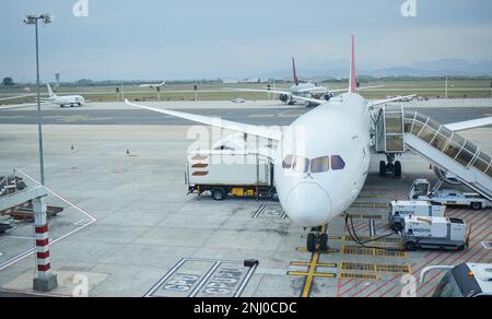 Aereo, aeroporto o carico di bagagli per viaggiare all'aperto su pista in tutto il mondo per il viaggio. Viaggio, servizi di trasporto o commerciale Foto Stock