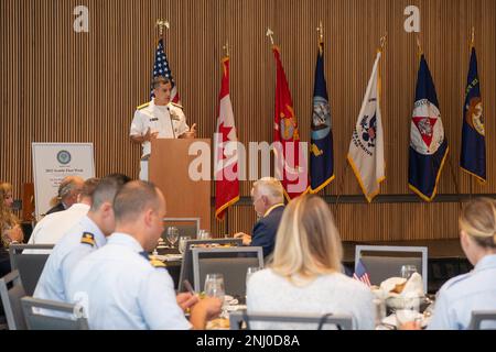 Carlos Sardiello, comandante, Carrier Strike Group 1, ha tenuto un discorso durante il pranzo dei Seattle Navy League Sea Services Awards alla Fleet Week, 4 agosto 2022. Fleet Week Seattle è una celebrazione onorata del tempo dei servizi marittimi e offre ai cittadini di Washington l'opportunità di incontrare marinai, Marines e Coast Guardsmen, oltre a testimoniare in prima persona le ultime capacità dei servizi marittimi odierni. Foto Stock