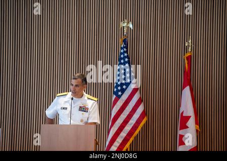 Carlos Sardiello, comandante, Carrier Strike Group 1, ha tenuto un discorso al Seattle Navy League Sea Services Awards Luncheon alla Fleet Week, 4 agosto 2022. Fleet Week Seattle è una celebrazione onorata del tempo dei servizi marittimi e offre ai cittadini di Washington l'opportunità di incontrare marinai, Marines e Coast Guardsmen, oltre a testimoniare in prima persona le ultime capacità dei servizi marittimi odierni. Foto Stock