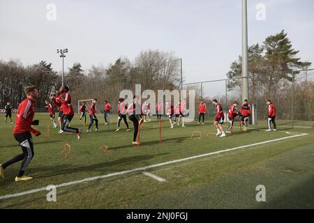 I giocatori di Standard hanno illustrato durante una sessione di allenamento aperto della squadra di calcio belga Standard de Liege, mercoledì 22 febbraio 2023 a Liegi, in preparazione del gioco di questa settimana nel concorso nazionale. I fan sono invitati a partecipare a questo corso, durante le vacanze scolastiche. FOTO DI BELGA BRUNO FAHY Foto Stock