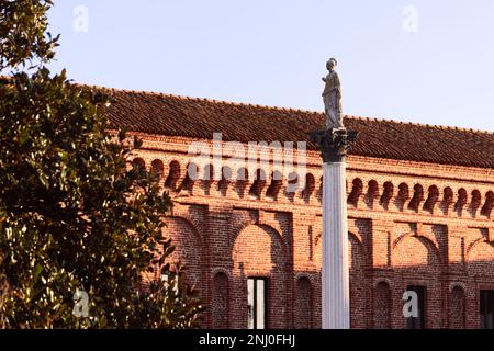 La colonna con la statua di Minerva (colonna di Minerva) si trova sulla piazza di fronte alla Galleria degli antichi a Sabbioneta, in Lombardia. Foto Stock