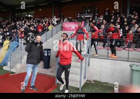 I giocatori di Standard arrivano per una sessione di allenamento aperto della squadra di calcio belga Standard de Liege, mercoledì 22 febbraio 2023 a Liegi, in preparazione del gioco di questa settimana nel concorso nazionale. I fan sono invitati a partecipare a questo corso, durante le vacanze scolastiche. FOTO DI BELGA BRUNO FAHY Foto Stock