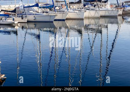 Lo yacht da diporto si riflette in acqua sul Lago di Garda in Italia Foto Stock