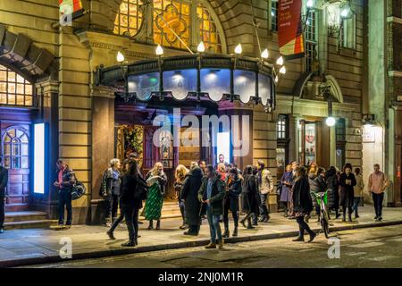 Persone fuori dall'ingresso al London Coliseum, la casa dell'Opera Nazionale Inglese, a St Martins Lane, che andavano a vedere una produzione di Carmen. Foto Stock