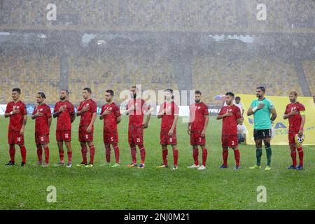 La Nazionale Afganistan in piedi per inno nazionale prima della loro amichevole partita contro la Malesia nel Bukit Jalil National Stadium, Kuala Lumpur Foto Stock