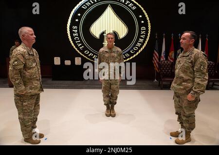 Dopo aver prestato servizio per tre anni come capo senior del comando degli Stati Uniti Il comando delle operazioni speciali, il capo del comando Sgt. Greg Smith (a sinistra) consegna la responsabilità al comando Sgt. Maggiore Shane Shorter (a destra) durante una cerimonia di cambio di responsabilità tenuta nella sede, il 4 agosto 2022. Il comandante dell'USSOCOM, Gen. Richard D. Clarke (centro) era l'ufficiale di presidenza di entrambe le cerimonie. Foto di Michael Bottoms. Foto Stock