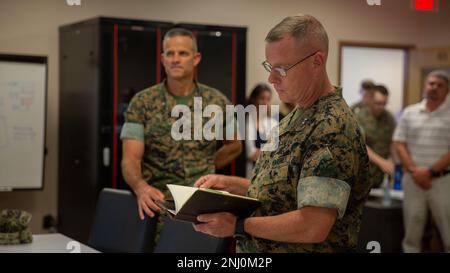 STATI UNITI Maxwell, comandante, Marine Corps Installations Command, Assistant Vice Commandant Installations and Logistics (Facilities), prende appunti durante una visita programmata sulla base del corpo Marino (MCB) Camp Lejeune, North Carolina, 4 agosto 2022. Maxwell ha visitato MCB Camp Lejeune per ricevere aggiornamenti sugli sforzi di recupero dell'uragano Firenze, sulle infrastrutture di base e sull'installazione di case per tour. Foto Stock