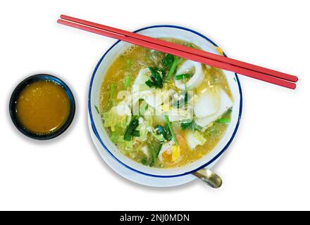 Fustellato di Suki in brodo frutti di mare misti con vermicelli e verdure su bianco isolato. Foto Stock