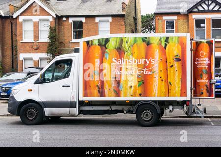 Un furgone Sainsbury's che consegna generi alimentari nel sud di Londra. Foto Stock