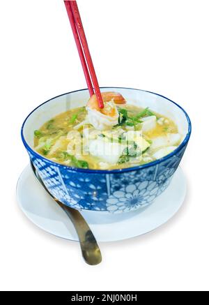 Fustellato di Suki in brodo frutti di mare misti con vermicelli e verdure su bianco isolato. Foto Stock