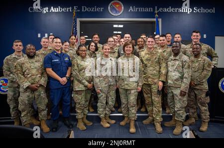 Maestro Capo Sgt. Dell'aeronautica Joanne S. Bass, posa per una foto con i servicembers che frequentano la scuola di leadership di Airman alla base dell'aeronautica militare di MacDill, Florida, 4 agosto 2022. ALS è il primo livello di formazione militare professionale arruolato Airmen esperienza. È stato progettato per essere un corso entry-level per il miglioramento della leadership per preparare gli Airmen anziani a posizioni di maggiore responsabilità rafforzando la loro capacità di guidare, seguire e gestire, ottenendo al contempo una più ampia comprensione della professione militare e del loro ruolo all'interno delle forze aeree e spaziali. I bassi sottolineavano l'importanza Foto Stock