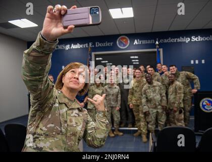 Maestro Capo Sgt. Dell'aeronautica Joanne S. Bass, posa per una foto con i servicembers che frequentano la scuola di leadership di Airman alla base dell'aeronautica militare di MacDill, Florida, 4 agosto 2022. ALS è il primo livello di formazione militare professionale arruolato Airmen esperienza. È progettato per preparare i manutenitori affinché siano adattabili alle sfide di leadership e gestione attuali e future per operare in ambienti complessi. Foto Stock