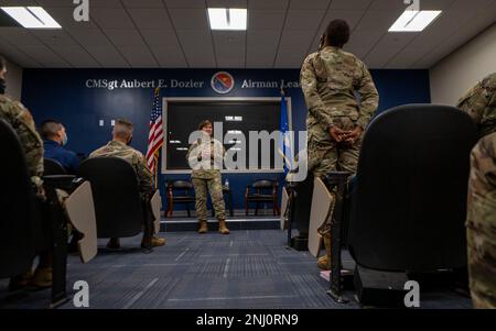 Maestro Capo Sgt. Dell'aeronautica Joanne S. Bass, parla con un aviatore che frequenta la scuola di leadership di Airman alla base dell'aeronautica militare di MacDill, Florida, 4 agosto 2022. ALS è il primo livello di formazione militare professionale arruolato Airmen esperienza. È stato progettato per essere un corso di potenziamento della leadership entry-level per preparare gli aviatori senior a posizioni di maggiore responsabilità rafforzando la loro capacità di guidare, seguire e gestire, ottenendo al contempo una più ampia comprensione della professione militare e del loro ruolo all'interno delle forze aeree e spaziali. Bass ha sottolineato l'importanza di questo corso Foto Stock