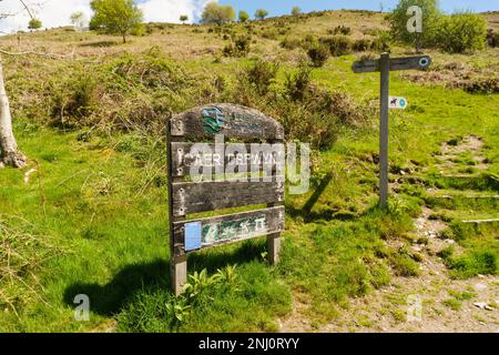 Posto di segno eretto dal consiglio di Denbighshire che indica al Dee Valley Way e Caer Drewyn un forte di collina dell'età del ferro Corwen Galles del Nord datato 500 AC Foto Stock