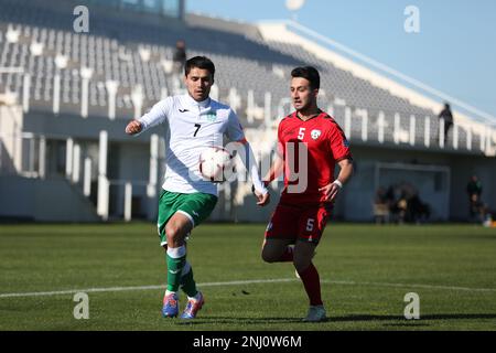 Adam Najem dell'Afghanistan in azione con un giocatore del Turkmenistan durante una partita amichevole tra Afghanistan e Turkmenistan ad Antalya Turchia nel 2018 Foto Stock