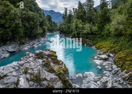 Il fiume Hokitika blu glaciale che scorre attraverso la gola Hokatika, South Island, Nuova Zelanda Foto Stock