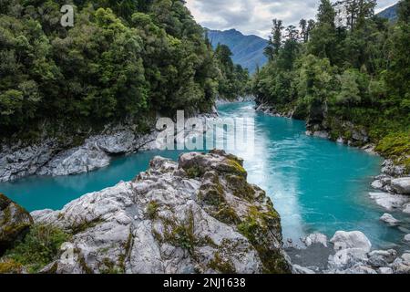 Il fiume Hokitika blu glaciale che scorre attraverso la gola Hokatika, South Island, Nuova Zelanda Foto Stock