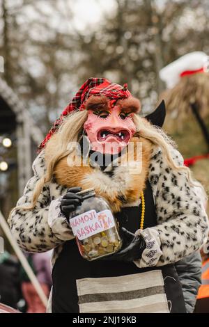 Maschere e costumi tradizionali in Lituania durante Uzgavenes, un festival popolare lituano durante il Carnevale, settima settimana prima di Pasqua, verticale Foto Stock