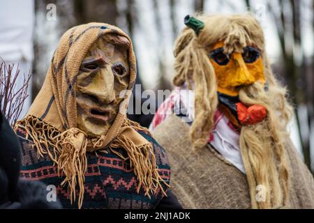 Maschere e costumi tradizionali in Lituania durante Uzgavenes, un festival popolare lituano durante il Carnevale, settima settimana prima di Pasqua Foto Stock