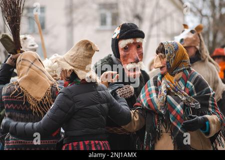 Maschere e costumi tradizionali in Lituania durante Uzgavenes, un festival popolare lituano durante il Carnevale, settima settimana prima di Pasqua Foto Stock