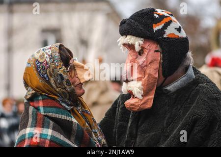 Maschere e costumi tradizionali in Lituania durante Uzgavenes, un festival popolare lituano durante il Carnevale, settima settimana prima di Pasqua Foto Stock