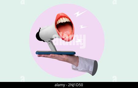 Collage d'arte, Una mano tiene un telefono e un altoparlante esce dal telefono e urla contro uno sfondo chiaro. Concetto di un'unità telefonica vivavoce Foto Stock