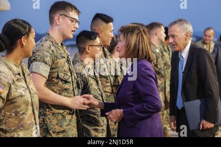 Nancy Pelosi, Presidente della Camera dei rappresentanti degli Stati Uniti, si impegna con i membri di servizio delle forze statunitensi Corea alla base aerea di Osan, Repubblica di Corea, 4 agosto 2022. Durante la visita in Corea, la delegazione ha incontrato il presidente dell'Assemblea nazionale coreana Kim Jin-pyo e alti funzionari del governo coreano, ha parlato con il presidente della Repubblica di Corea Yoon Suk-yeol, ha visitato l'Area comune di sicurezza / zona demilitarizzata, E ha parlato con i membri del servizio presso la JSA e la Osan Air base. Questa visita ha fatto parte di un tour delle delegazioni del Congresso in diversi paesi asiatici per riaffermare i committenti degli Stati Uniti Foto Stock