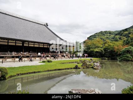 Kyoto, Giappone - Settembre 2017: Giardino con laghetto di fronte al padiglione principale del Tempio di Tenryu-ji ad Arashiyama architettura tradizionale Giapponese. Stagno Sogenchi Foto Stock