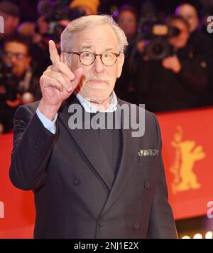 Berlino, Germania. 21st Feb, 2023. Il regista americano Steven Spielberg cammina sul tappeto rosso come destinatario dell'Orso d'oro al Grand Hyatt Hotel al 73rd Berlin Film Festival, Germania, martedì 21 febbraio 2023. Foto di Rune Hellestad/ Credit: UPI/Alamy Live News Foto Stock