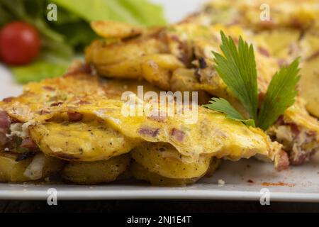 Gröstl di patate tirolesi con cetriolo Foto Stock