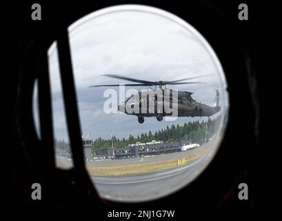 NEGLI STATI UNITI Army UH-60 Black Hawk atterra sulla pista durante un volo di scambio culturale tenutosi a Tampere, Finlandia, 4 agosto 2022. Per le prossime settimane, gli Stati Uniti I soldati e le truppe finlandesi svolgeranno molteplici esercizi di formazione per rafforzare le relazioni e contribuire a costruire l'interoperabilità tra le due nazioni. Foto Stock