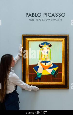 Londra, Regno Unito. 22 febbraio 2023. Un tecnico presenta 'Fillette au bateau, Maya' di Pablo Picasso (Est. £12.000.000 - 18.000.000) in un'anteprima dei momenti salienti della prossima vendita serale moderna e Contemporanea di Sotheby con opere di Kandinsky, Picasso, Richter e Munch. La vendita si svolge presso le gallerie di Sotheby, New Bond Street, il 1 marzo 2023. Credit: Stephen Chung / Alamy Live News Foto Stock