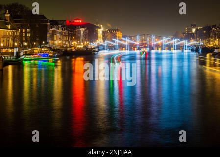 12 dicembre 2022, AMSTERDAM, PAESI BASSI, Vista su Amsterdam durante il Festival della luce nei Paesi Bassi di notte, Natale e Capodanno atmosfera Foto Stock