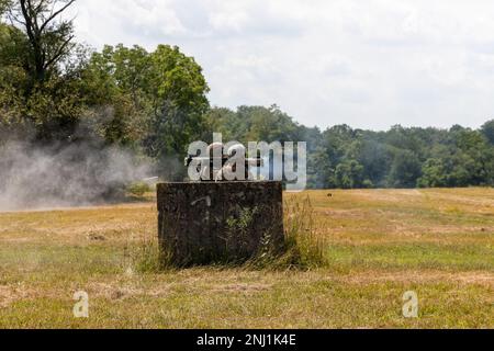 NEGLI STATI UNITI Soldato con 1st battaglione, 110th reggimento di fanteria, 2nd squadra di combattimento della Brigata di Fanteria, 28th divisione di Fanteria, spara un'arma antiarmatura leggera AT4 durante l'addestramento a Fort Indiantown Gap, Pa., il 4 agosto 2022. I soldati hanno lavorato insieme per distribuire in modo sicuro e preciso il sistema di armi Foto Stock