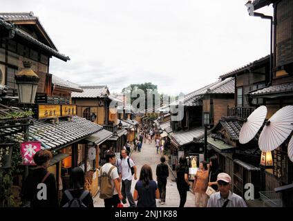 Kyoto, Giappone - Settembre 2017: Affollata sulla Sannen-Zaka, la famosa strada conservata di Kyoto che si trova nel quartiere Gion Foto Stock