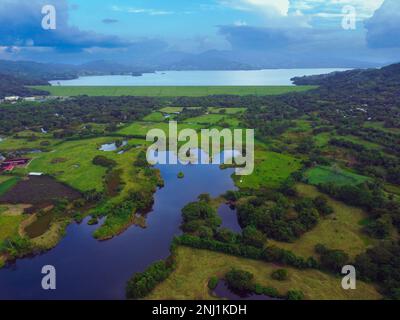 La diga di Hatillo e l'area circostante a Cotui, una città della Repubblica Dominicana. Preso da un drone in un nuvoloso tardo pomeriggio. Foto Stock