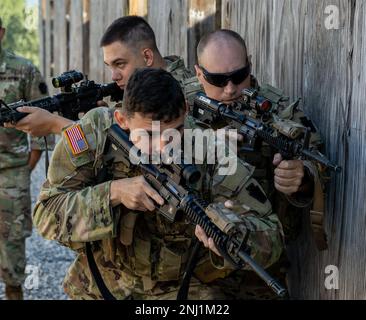 STATI UNITI I soldati con 1st battaglione, 110th reggimento fanteria, 2nd squadra di combattimento della Brigata di Fanteria, 28th divisione di Fanteria, si preparano a pulire l'edificio durante l'allenamento a Fort Indiantown Gap, Pa., il 4 agosto 2022. Lavorando con i loro esercizi, i soldati sviluppano la memoria muscolare e il lavoro di squadra per muoversi e reagire nel modo più efficace e sicuro possibile Foto Stock