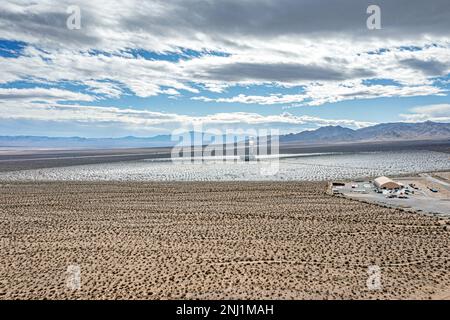 Panorama dei droni sulla centrale termica solare di Ivanpah in California durante il sole diurno in inverno Foto Stock