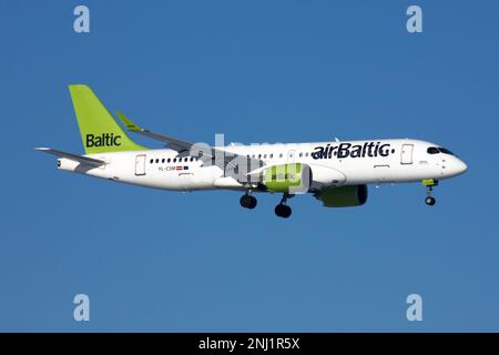 Un Airbus A220-300 dell'Air Baltic che si avvicina all'aeroporto Gatwick di Londra Foto Stock