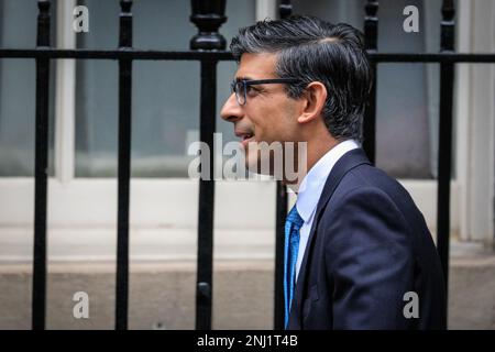 Londra, Regno Unito. 22nd Feb, 2023. Rishi Sunak, MP, primo ministro del Regno Unito, esce dalla 10 Downing Street per partecipare oggi al Parlamento alle interrogazioni del primo ministro (PMQ). Credit: Imageplotter/Alamy Live News Foto Stock