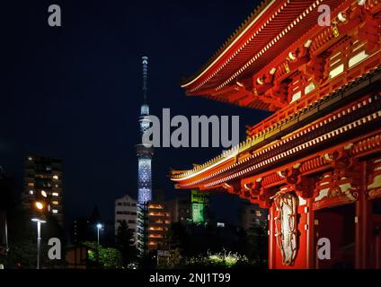 Tokyo, Giappone - Settembre 2017: La porta del tempio Sensoji o del tempio Asakusa Kannon e la torre Skytree di notte Foto Stock