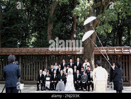 Tokyo, Giappone - Settembre 2017: Una tradizionale cerimonia di nozze giapponese in stile Shintoista tenutasi al santuario Meiji Jingu. Una sessione fotografica formale di famiglia Foto Stock