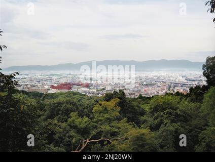 Kyoto, Giappone - Settembre 2017: Vista sul paesaggio urbano del sud di Kyoto dal Monte Inari-san, posizione del famoso Santuario Fushimi-Inari Taisha Foto Stock